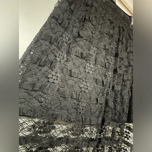 ▪️Black Lace High Low Skirt▪️ - Picture 3 of 5
